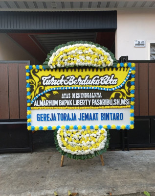 Papan Bunga Duka di Alas Barat